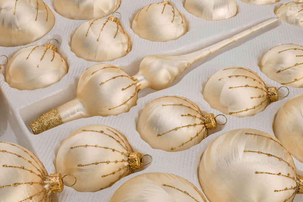 A detailed look on the set of 39 handmade christmas ornaments in "champagne with golden drops".