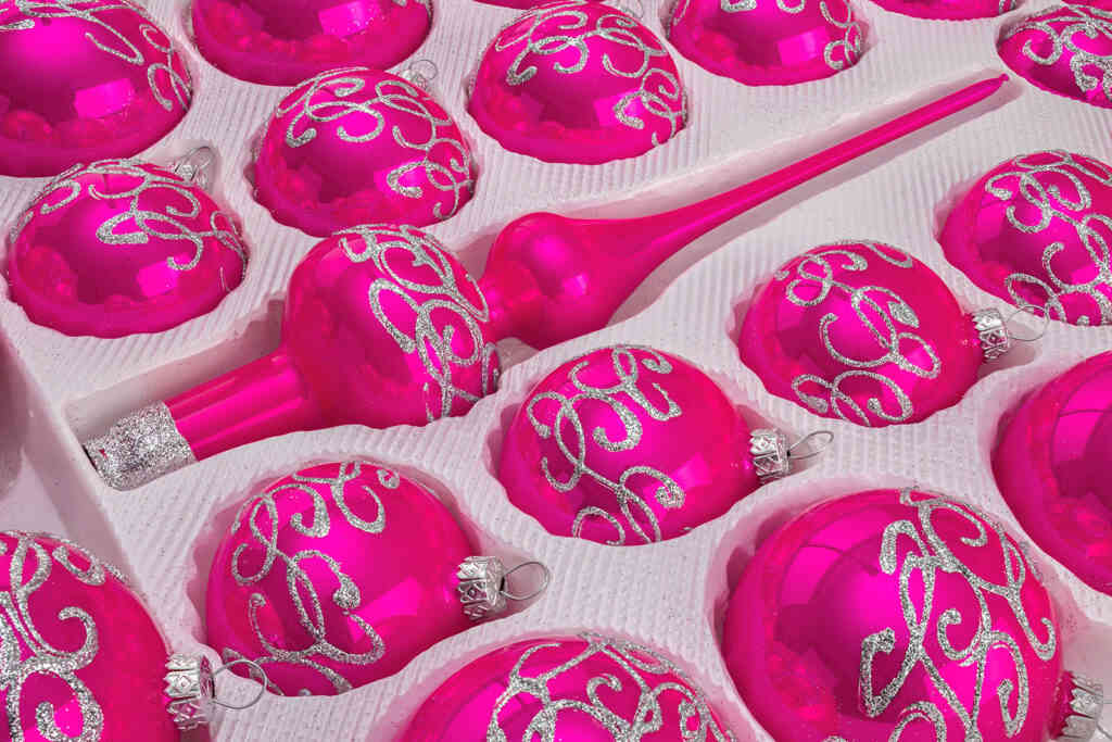 A detailed look on the set of 39 handmade christmas ornaments in "glossy pink".