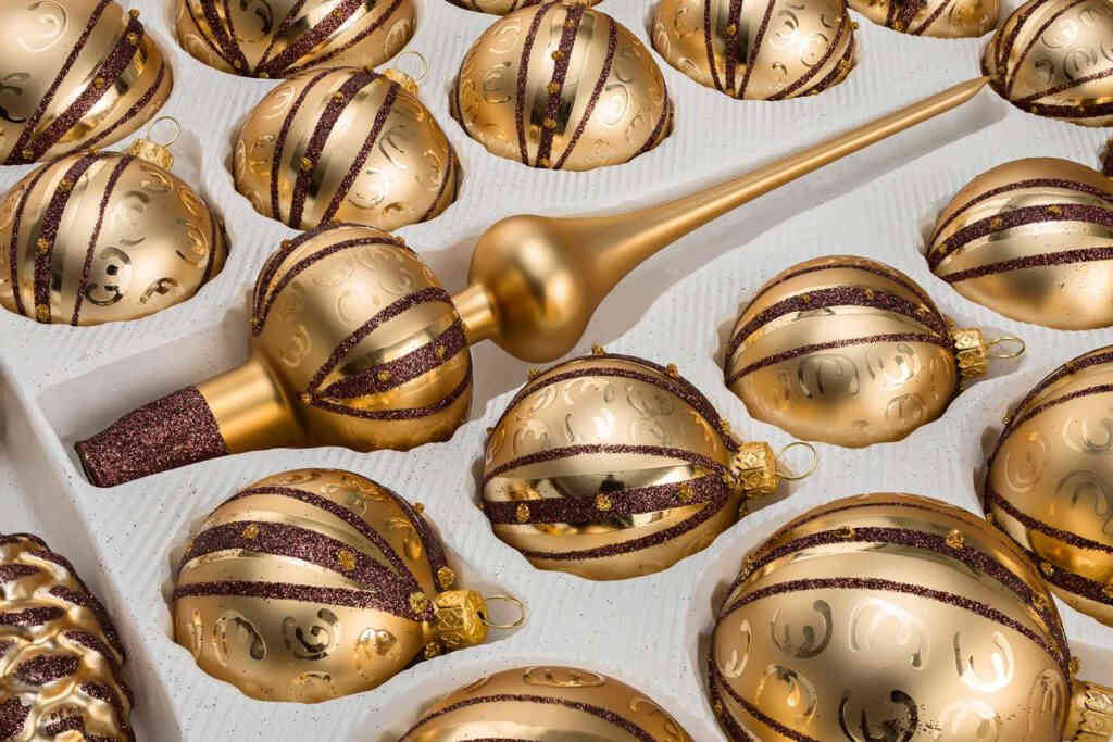 A detailed look on the set of 39 handmade christmas ornaments in "golden dream".